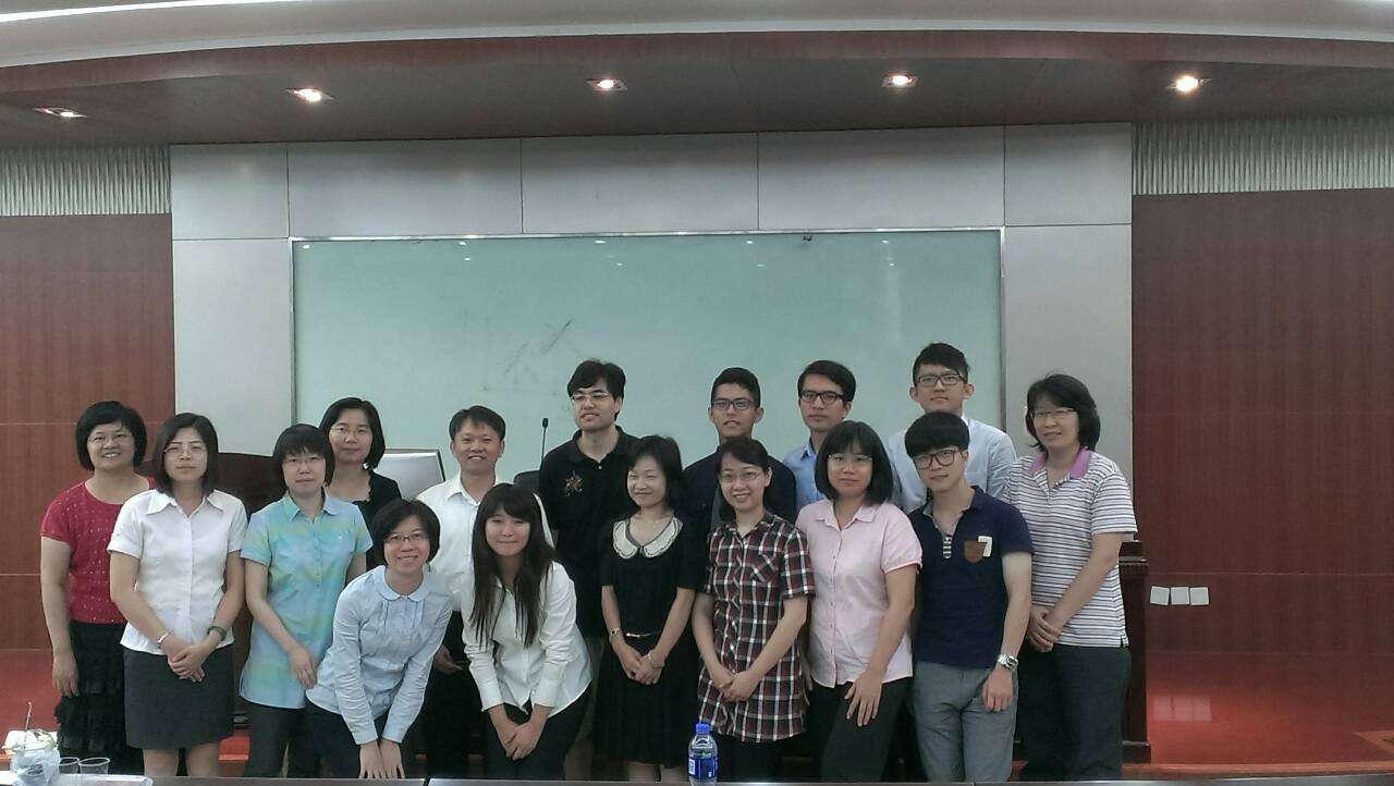 本校師生與廈門大學財政系梁若冰教授合影