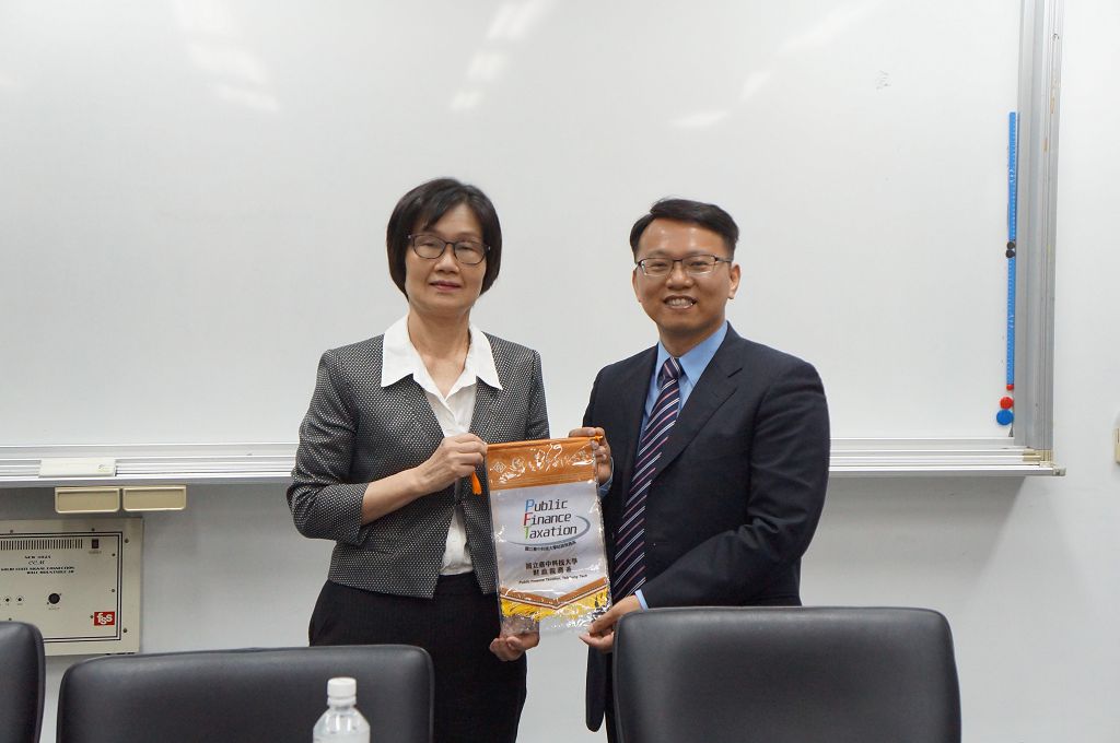 許義忠主任致贈本系系旗