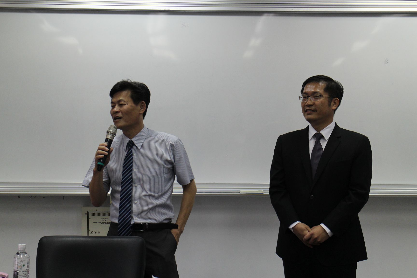 謝俊宏校長(左1)、陳柏誠副局長(左2)