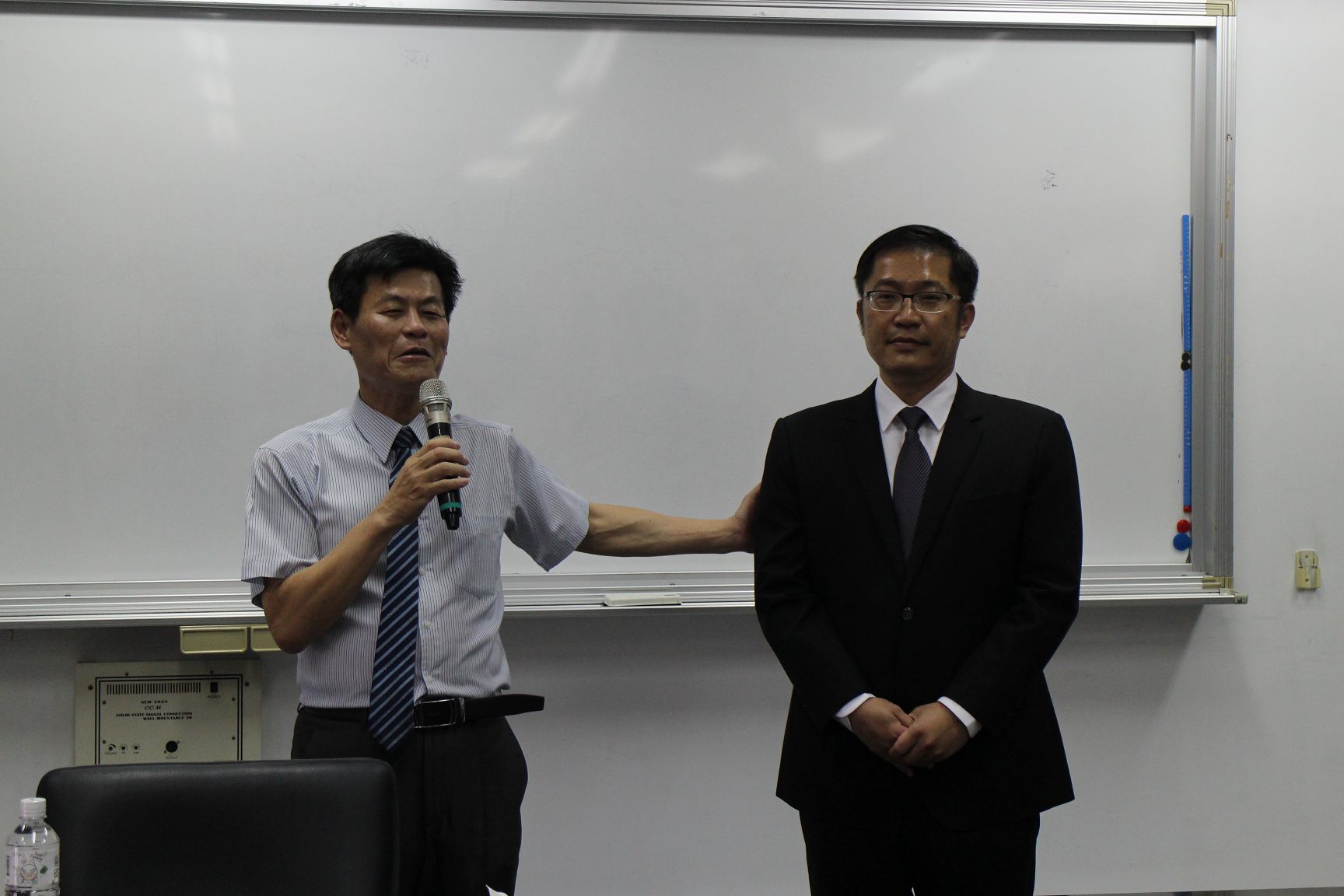 謝俊宏校長(左1)、陳柏誠副局長(左2)