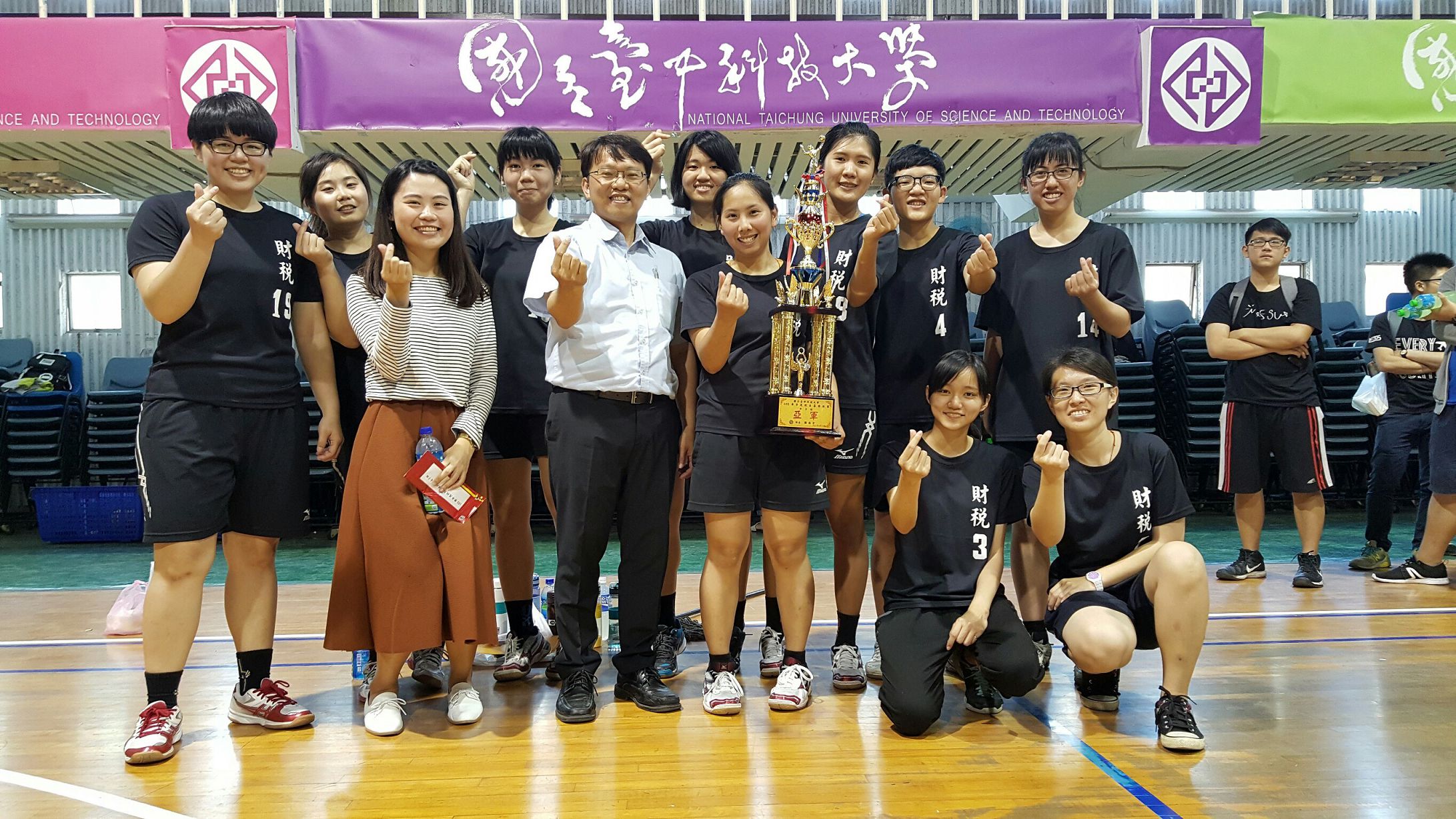 2017年校長盃女排亞軍_比賽選手、球經與系主任合影2