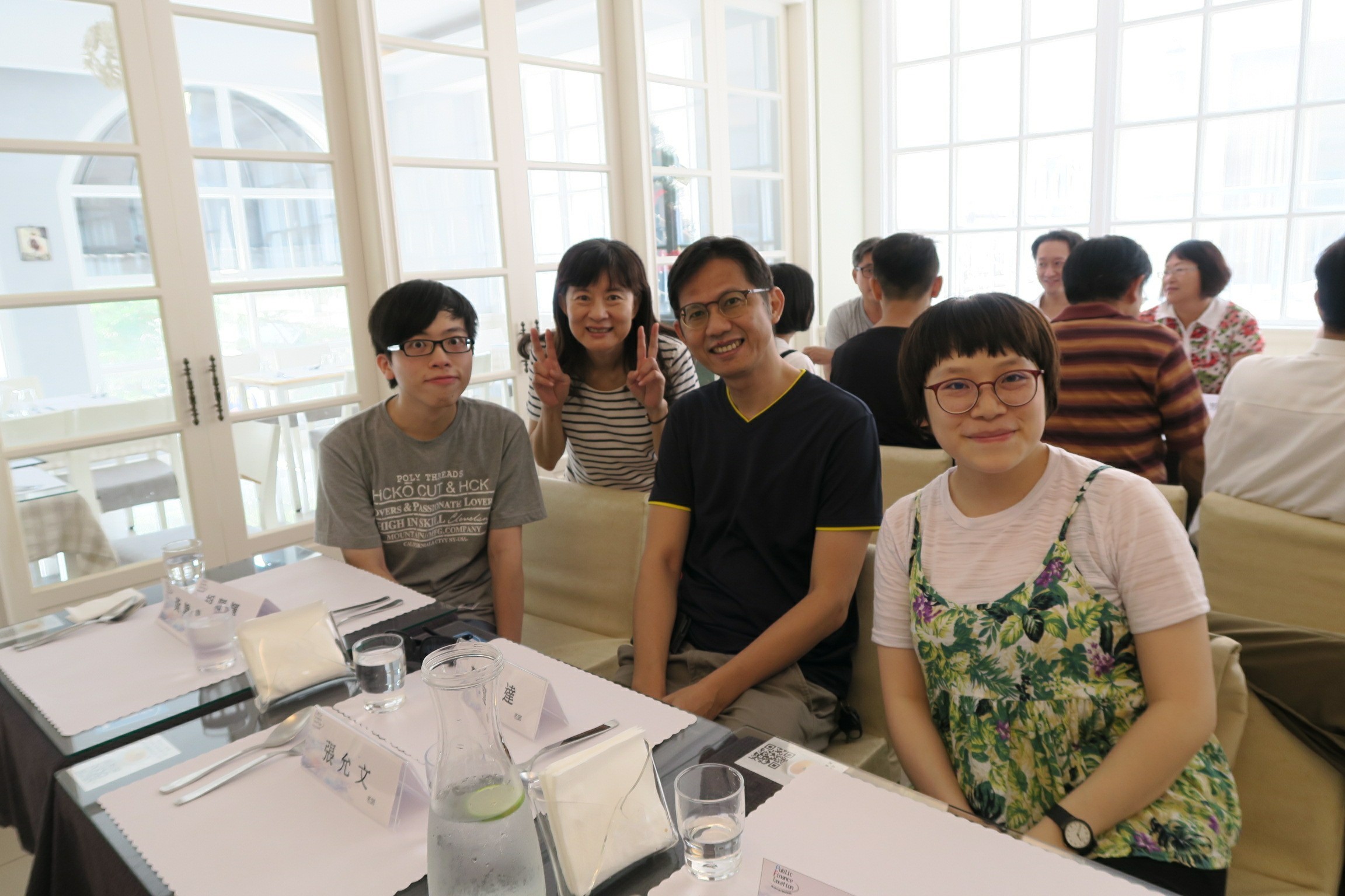 顏志達老師與碩班生合影