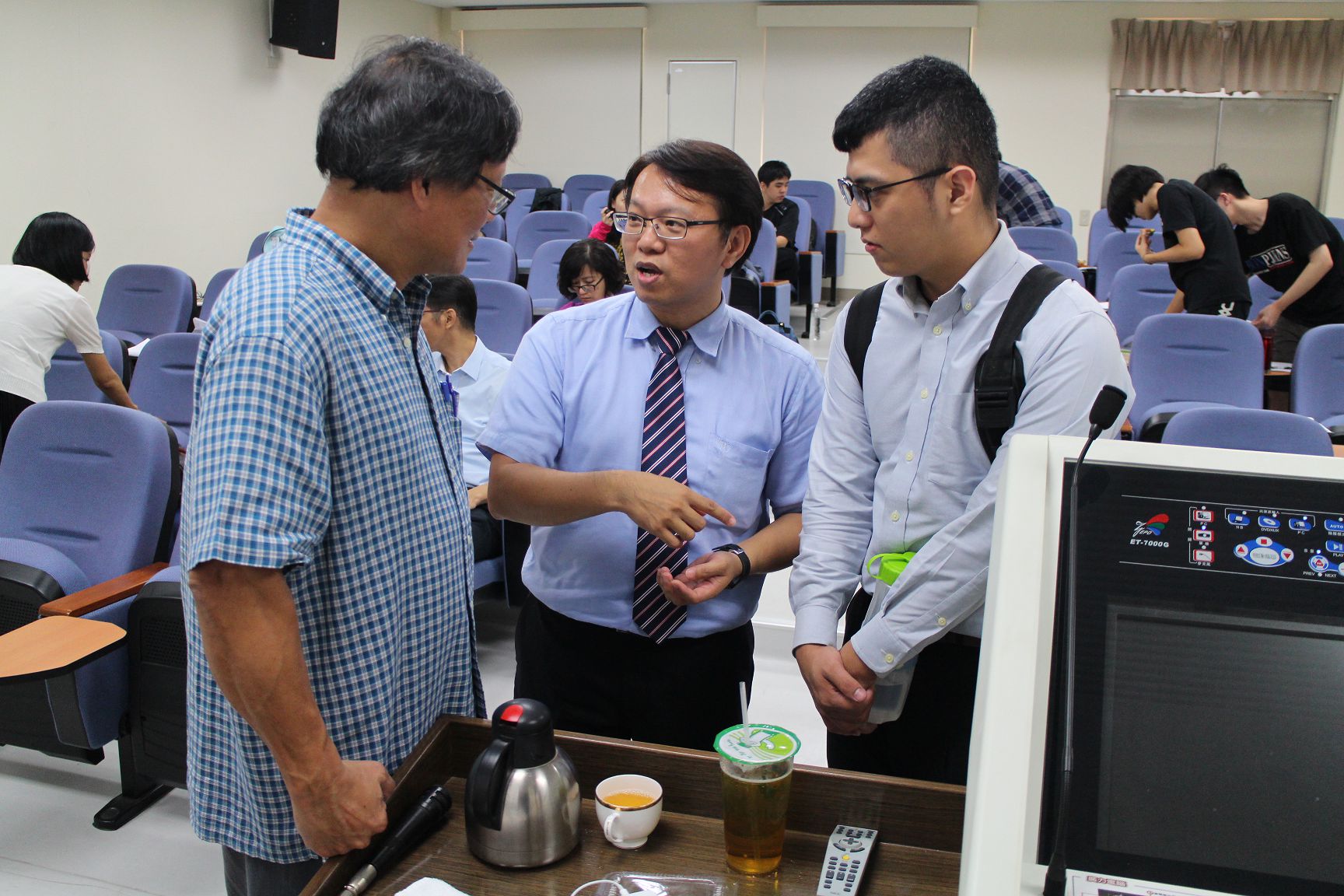 徐偉初老師(左一)、許義忠主任(右二)、張修瑋老師(右一)