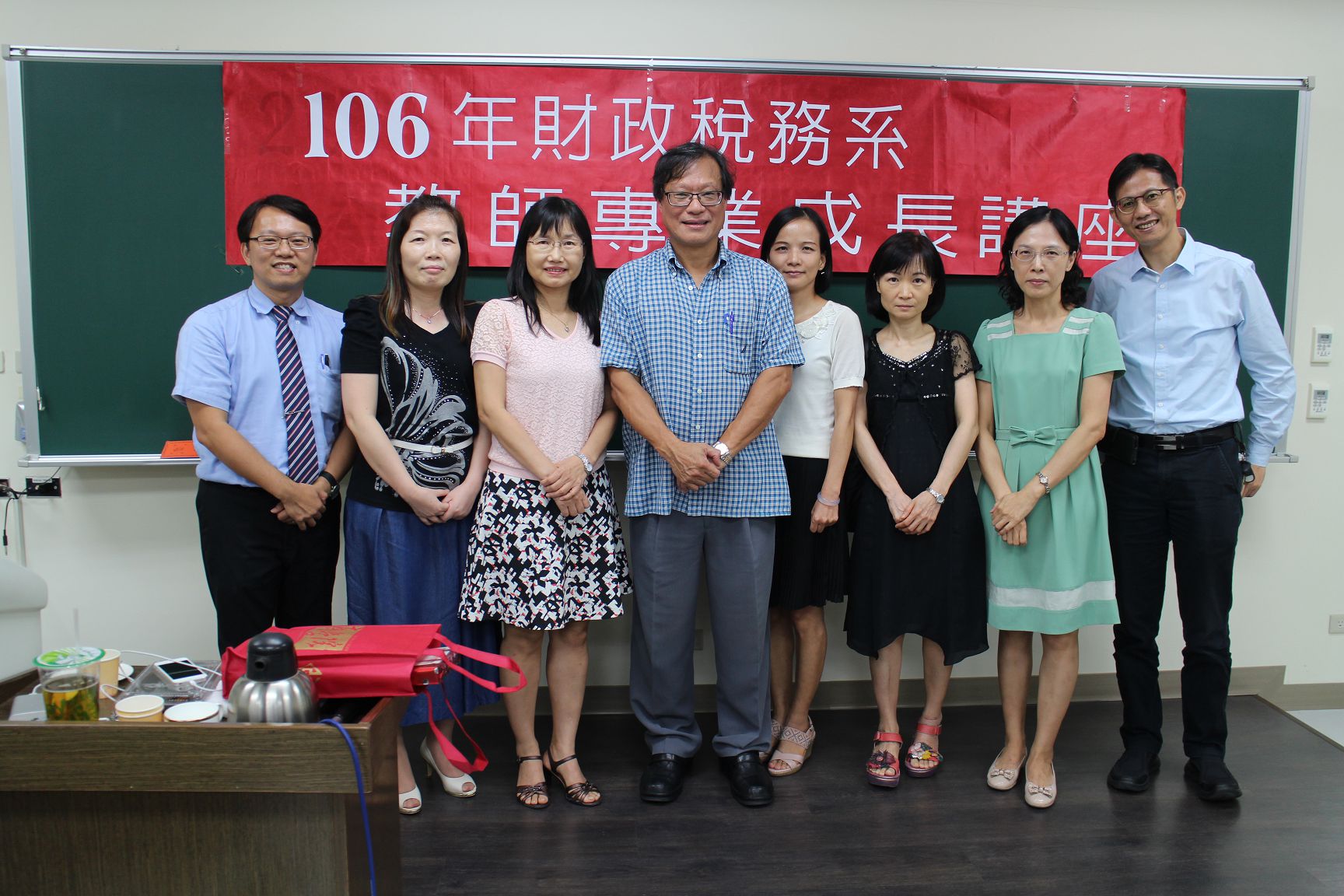 許義忠主任(左一)、國立東華大學王肇蘭老師(左二)、黃淑惠老師(左三)、徐偉初老師(左四)、林晏如老師(左五)、 財金系李靜芠老師(左六)、張淑華老師(左七)、顏志達老師(左八)