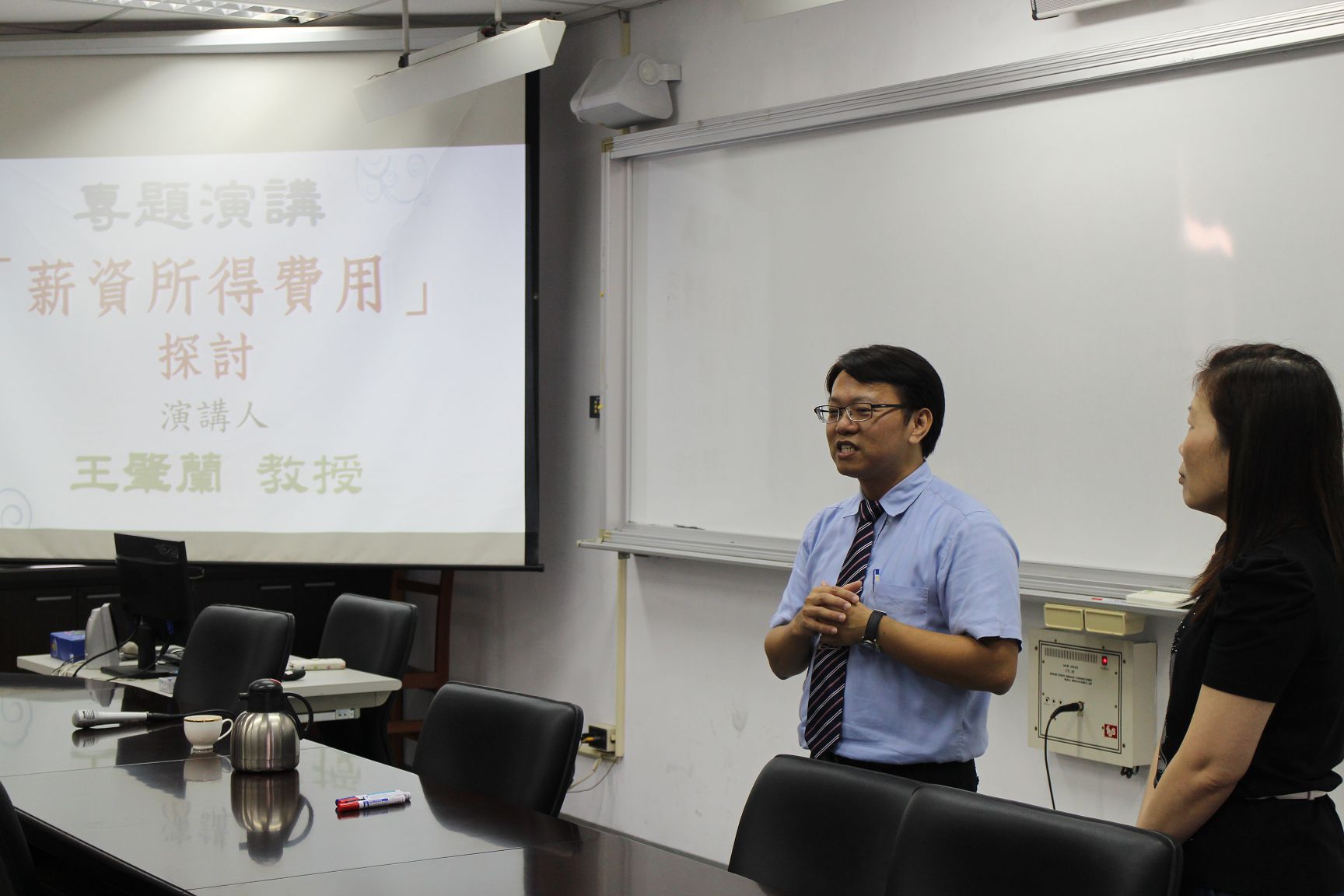 許義忠主任(左一)開場介紹王肇蘭老師(左二) 